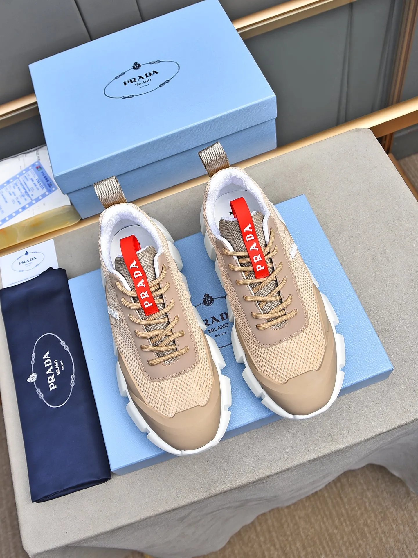 Men's shoes 💰480 PRADA/Prada men's lace-up casual sports shoes, the upper is made of cowhide leather and breathable mesh. It is soft, comfortable and breathable. The tongue is decorated with the PRADA brand letter logo. The thick rubber sole echoes the red label tongue. The style is fashionable and generous. The details are carefully crafted. A casual sports shoe with a super fashionable look on the foot. Excellent breathability!  Size: 38-44 (45 46 customized)